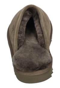 Bruine suède pantoffels met een zachte, pluche binnenkant. Ontwerp met een open achterkant, ronde neus en een duurzame buitenzool. Accenten van een klein zijknopdetail.