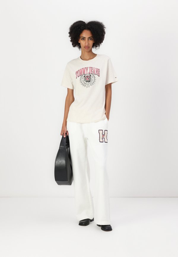 TIGER VARSITY TEE - Print T-shirt - oat4