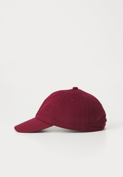 Bordeaux baseballcap plassert på skrå mot en hvit bakgrunn, som viser sin runde krone og utstrakt skjerm.