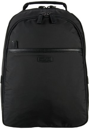 Sac à dos noir en tissu avec une texture lisse. Équipé d'une fermeture éclair centrale, d'une poche avant zippée et d'une poignée supérieure pour le transport.