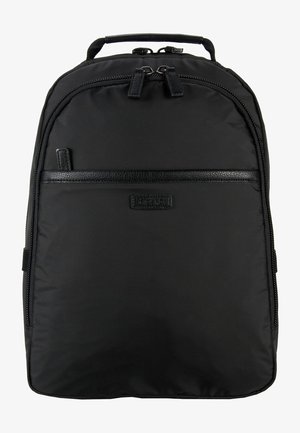 Zaino nero in tessuto con una superficie liscia. Presenta una chiusura centrale con zip, una tasca frontale con zip e una maniglia superiore per il trasporto.