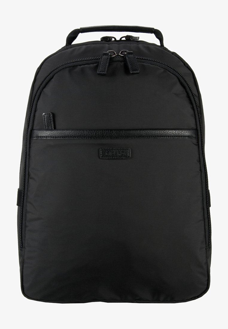 Schwarzer Rucksack aus einem glatten Stoff. Besitzt einen zentralen Reißverschluss, eine vordere Reißverschlusstasche und einen oberen Griff zum Tragen.