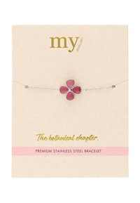 Pulsera de acero inoxidable que presenta un diseño de flor rosa con cuatro piedras en forma de pétalo, presentada en una tarjeta texturizada beige con acentos dorados.