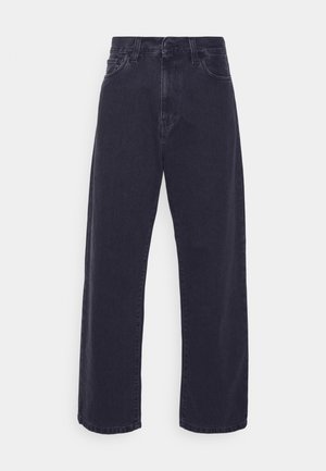 Tmavé denimové džínsy so širokým strihom, vysokým pásom a dizajnom s piatimi vreckami. Obsahujú klasické zapínanie na gombík a zips.