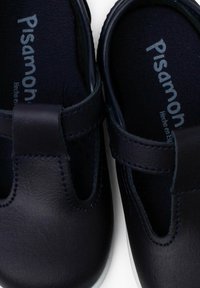 Scarpe in pelle blu navy con una texture morbida, dotate di punta chiusa e una fascetta sopra il piede. Logo "Pisamon" stampato all'interno.
