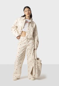 Kaotiko RELAXED MULTIHEART - Traperice ravnih nogavica - ivory