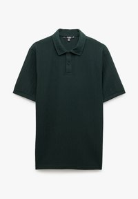 Ciemnozielona koszulka polo o ryżowym wzorze, z plakatą na trzy guziki, krótkimi rękawami i klasycznym kołnierzykiem.