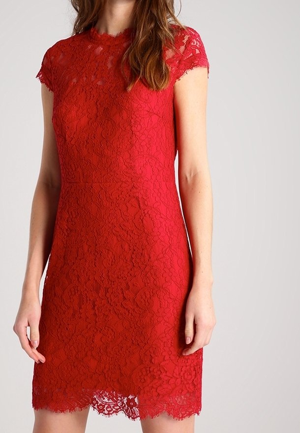 Robe en dentelle rouge avec manches courtes, présentant un ourlet festonné et un motif floral complexe. Le matériau semble délicat et texturé.