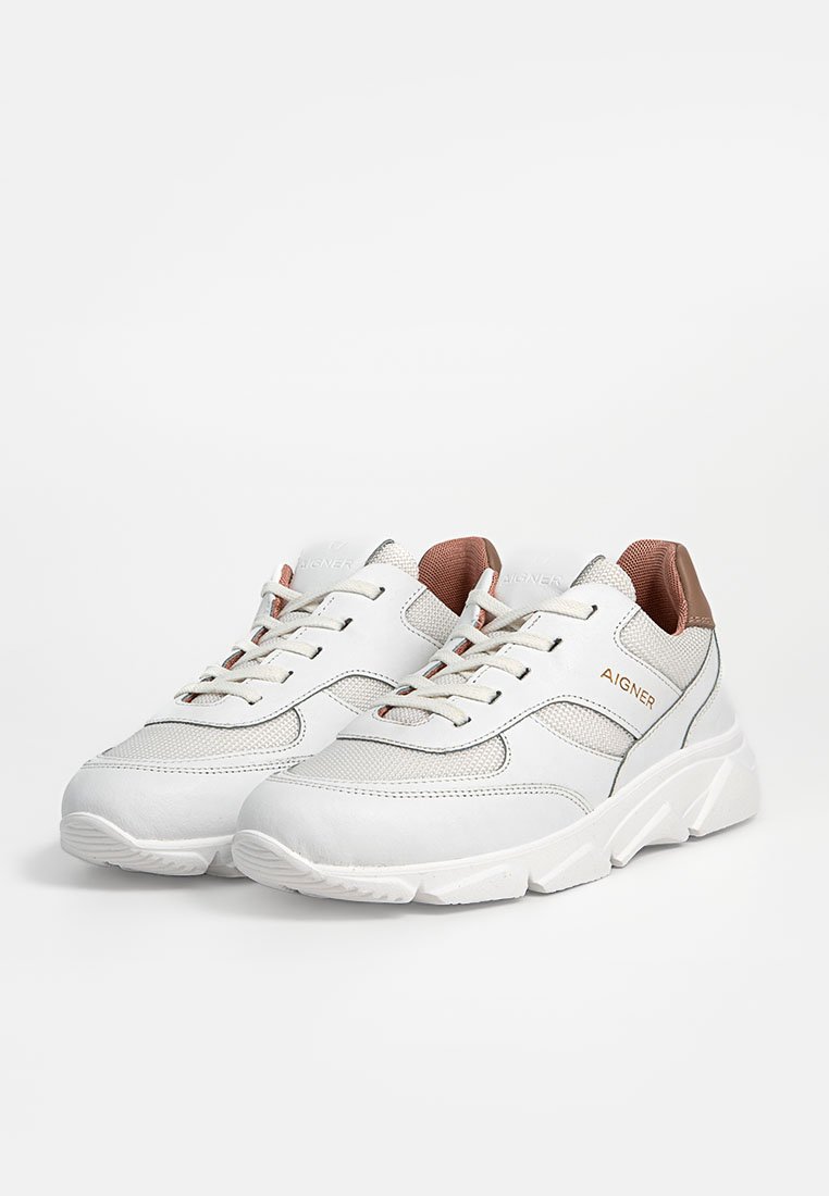 Weiße Low-Top-Sneaker mit beigen Netzpaneelen, braunen Akzenten, weißen Schnürsenkeln, dicken Sohlen und "AIGNER"-Branding an der Seite und Zunge.