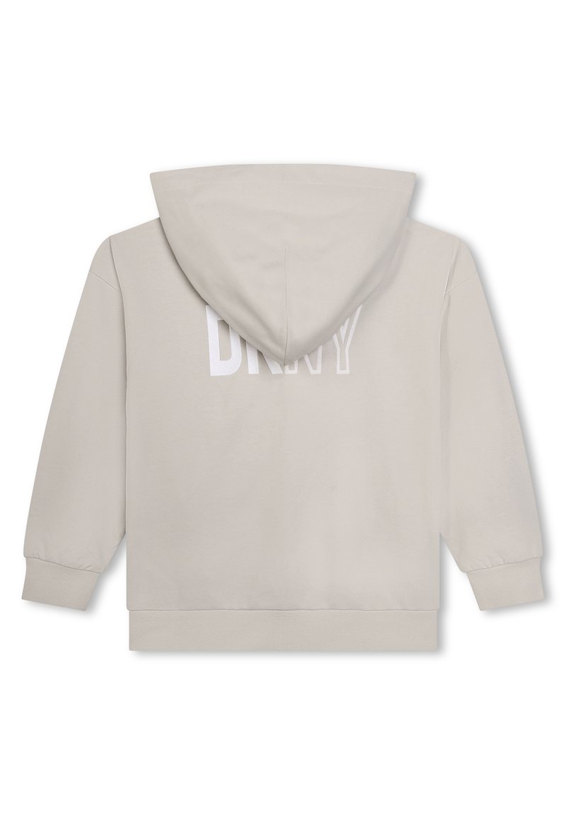 Sudadera gris claro con un bolsillo canguro y puños acanalados. Presenta el texto blanco "DRNY" en la parte posterior. Textura suave y diseño de ajuste estándar.