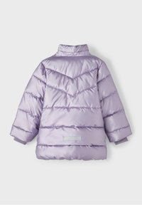 Fioletowa kurtka puchowa z wysokim kołnierzem, wzorem w romby, elastycznymi mankietami i odblaskowym akcentem z tyłu. Gładka, błyszcząca tekstura.