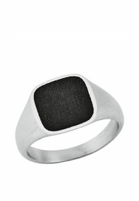Anillo de metal en tono plateado con una superficie superior cuadrada negra mate, textura cepillada y bordes pulidos.