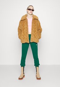 adidas Originals SLIM JOGGER - Teplákové kalhoty - dark green