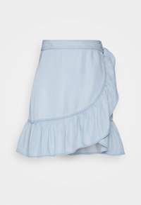 Saia envolvente em denim azul claro com uma bainha ondulada e design curvado. Apresenta uma textura suave e detalhes cosidos ao longo da borda.