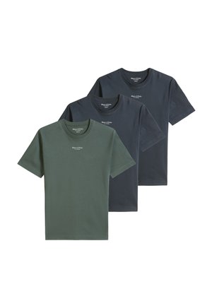 Trois t-shirts à manches courtes et col rond en vert foncé et deux nuances de gris foncé, chacun avec un petit logo blanc sur la poitrine.