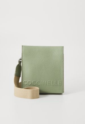 Borsa a tracolla verde in pelle con superficie texturizzata e logo impresso. Presenta una tracolla color testa di moro, forma rettangolare compatta e design minimalista.