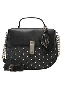 Sac à main noir à la forme structurée, présentant une surface texturée, des clous argentés, une bandoulière chaîne et un accent décoratif en forme de feuille.