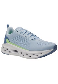 Scarpa atletica di un blu chiaro con tomaia in rete traspirante, accentata da dettagli verdi e una suola intermedia bianca imbottita con ritagli circolari per la ventilazione.