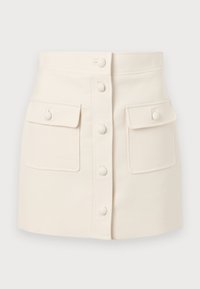 Crème-kleurige denimrok met een voorste knoopsluiting, twee klepzakken en een aangesloten silhouet. Gladde textuur, rechte zoom.