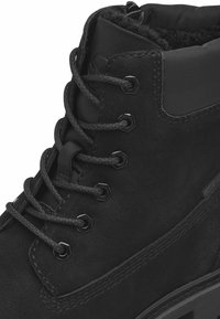 Bota negra con cordones que presenta un upper de cuero texturizado, ojales reforzados y un forro acolchado para calidez y comodidad. Marca Duo-Tex visible.