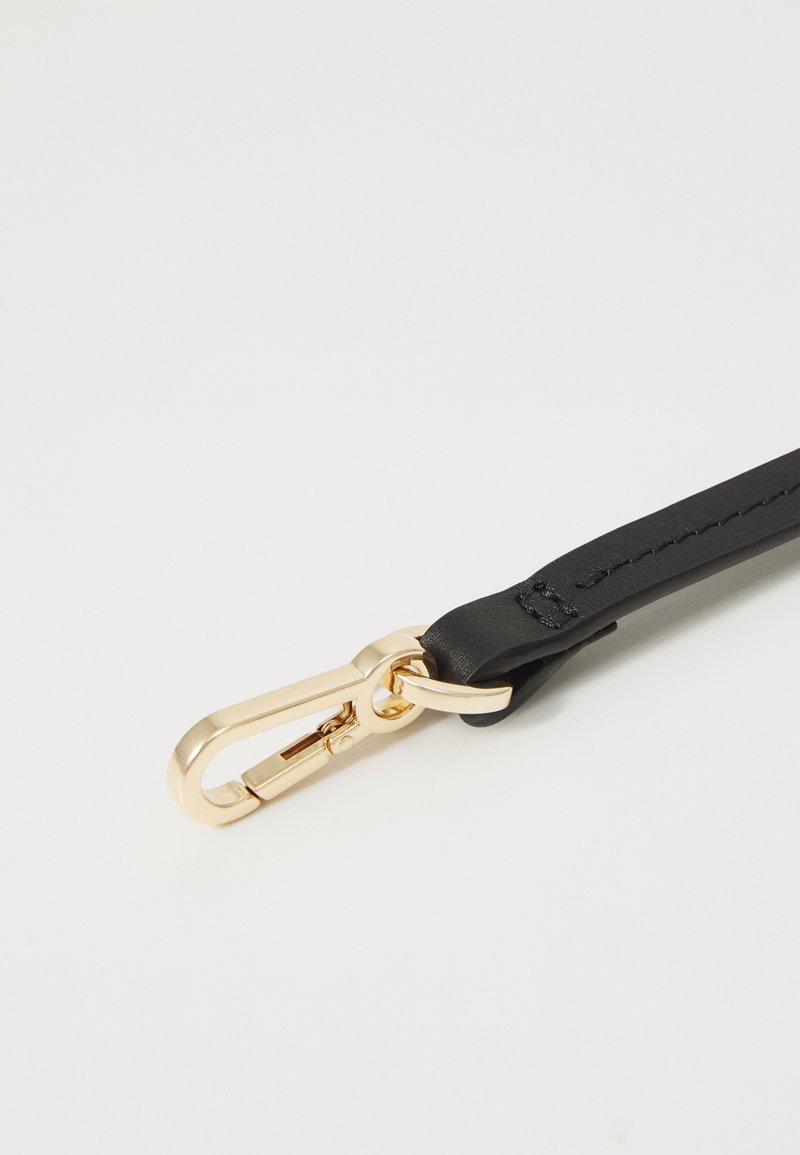 Schwarzes Lederarmband mit goldenen Metallclip-Hardware; zeichnet sich durch eine glatte Textur und kontrastierende Steppnähte aus.