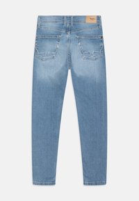 Ljusblå denimjeans med smal passform, som har fem fickor, en märkt läderpatch vid midjebandet och subtila blekningar.