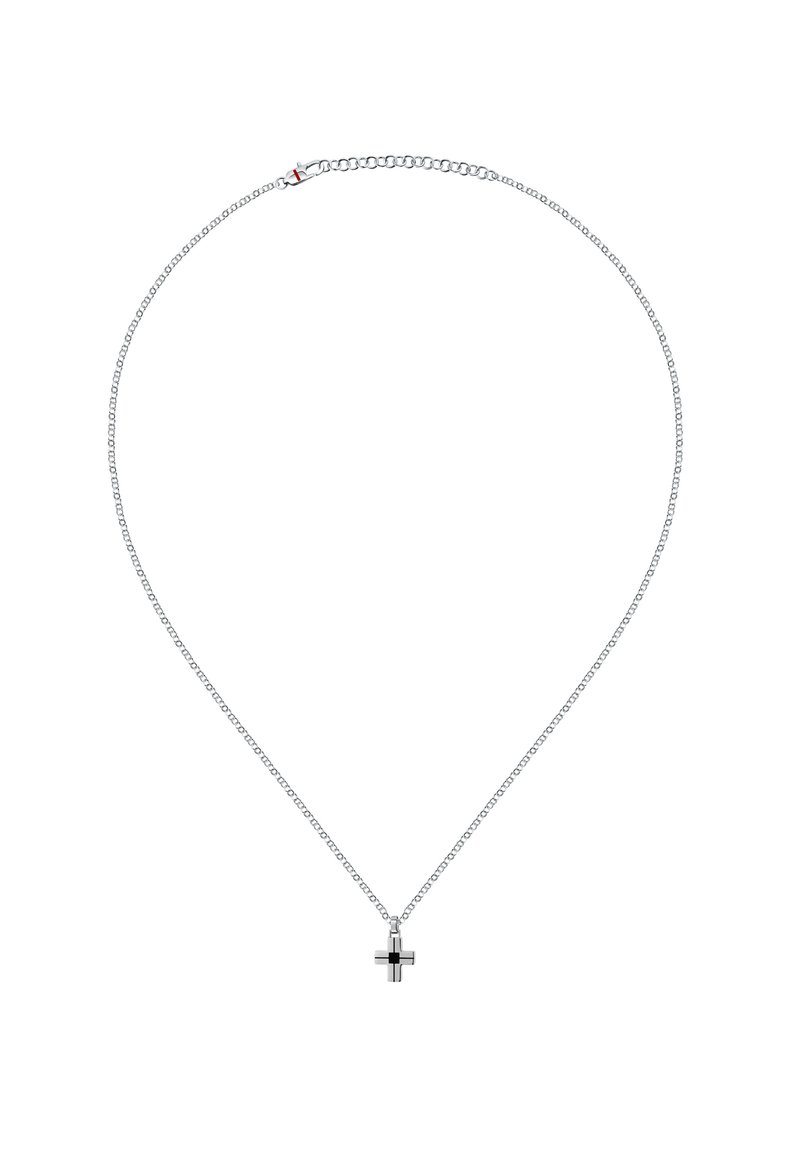 Collana in argento con un piccolo pendente a croce con un accento nero. La catena è finemente collocata, aggiungendo una delicata texture.
