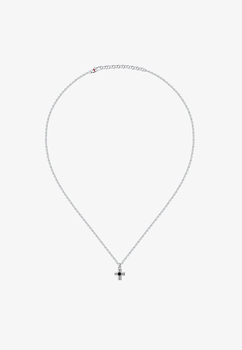 Collana in argento con un piccolo pendente a croce con un accento nero. La catena è finemente collocata, aggiungendo una delicata texture.