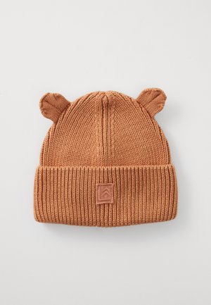 Bonnet en tricot couleur orange brûlé avec un ourlet côtelé, doté de deux oreilles sur le dessus et d'un patch logo carré à l'avant. Texture douce.