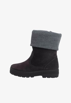 Zwarte suède enkelboot met een grijze gebreide manchette, voorzien van een gestructureerde rubberen zool en een ronde neus, glad oppervlak met stiksels.