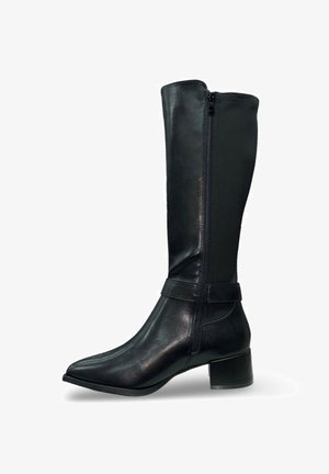 Stivaletto in pelle nera alto fino al ginocchio, con punta a forma appuntita, chiusura a zip e tacco a blocco. Texture liscia con un semplice dettaglio in fascetta.