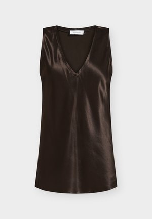Ujjatlan sötétbarna szatén top V-nyakkivágással és egyenes aljjal, sima, fényes textúrával, egyszínű világos háttéren bemutatva.