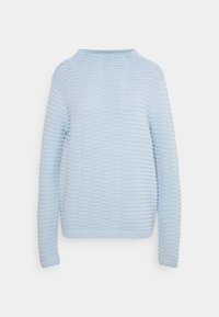 Světle modrý svetr s ribbovanou texturou, kulatým výstřihem a dlouhými rukávy. Obsahuje horizontální pruhy pro strukturovaný design.