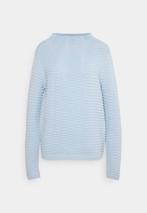 Pull bleu clair avec texture côtelée, col rond et manches longues. Présente des lignes horizontales pour un design structuré.