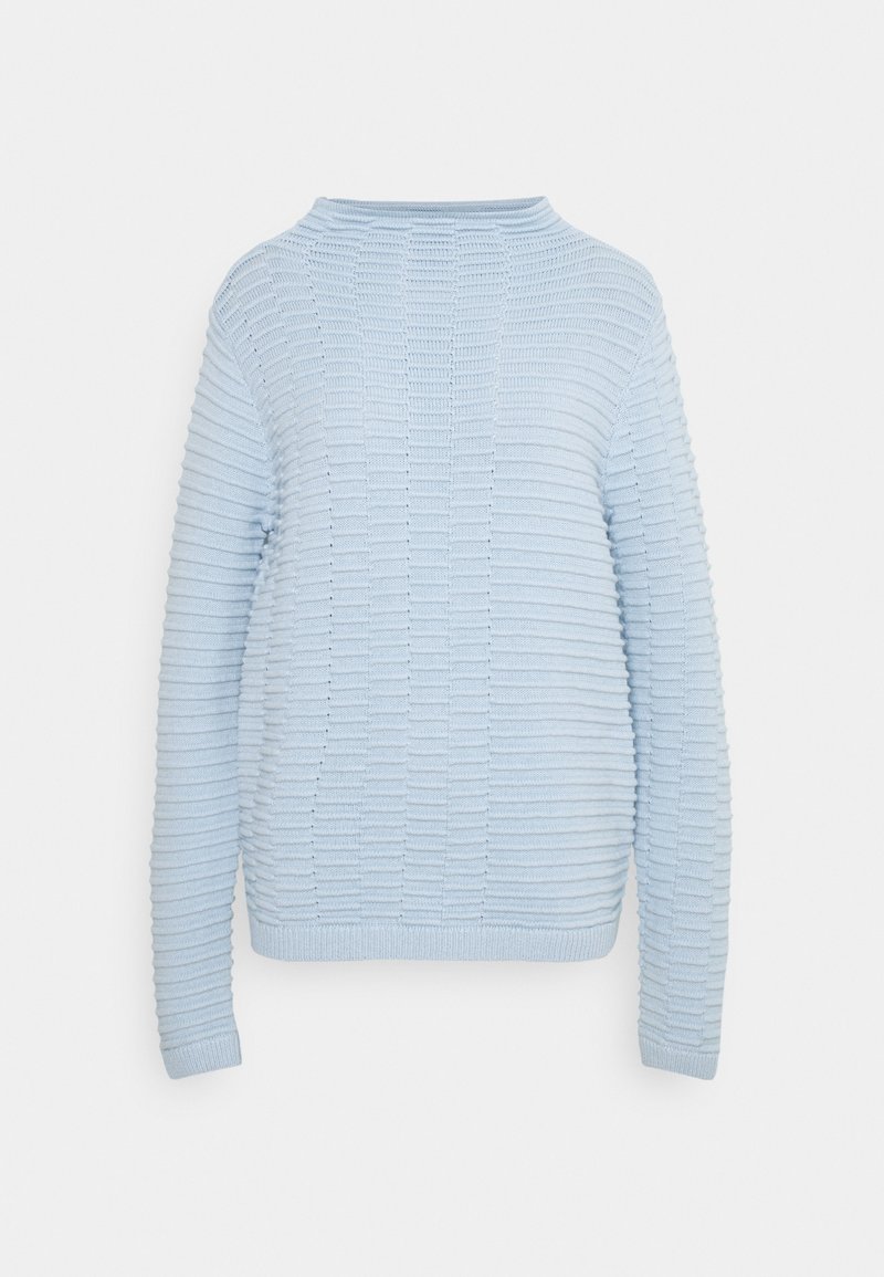 Světle modrý svetr s ribbovanou texturou, kulatým výstřihem a dlouhými rukávy. Obsahuje horizontální pruhy pro strukturovaný design.