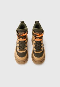 Stivali da escursionismo marroni e verdi con suole rialzate color nocciola, dotati di lacci arancioni e ganci in metallo, tessuto testurizzato e supporto imbottito per la caviglia.