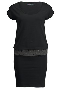 Robe noire à manches courtes avec encolure ronde et une ceinture grise cloutée au-dessus de la partie jupe ajustée.