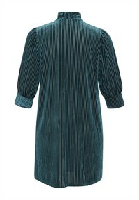 Tiefgrünes Samtkleid mit vertikaler gerippter Textur, hohem Kragen und Puffärmeln. Das Design ist knielang mit geradem Schnitt und ohne Verschlüsse.