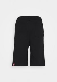 Shorts noirs longueur genou avec taille élastique et une poche arrière unique, avec une petite étiquette de marque rouge près de l'ourlet inférieur.