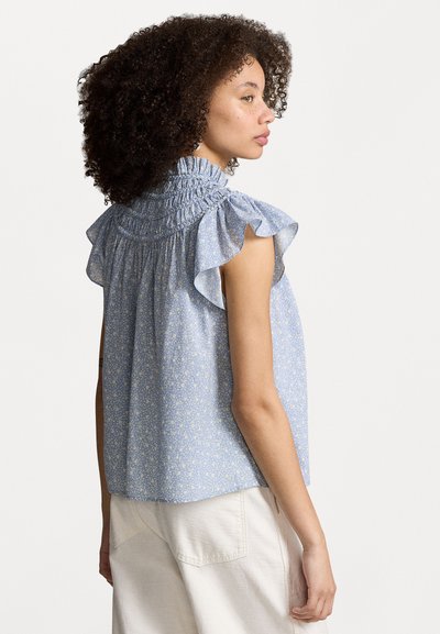 Blauwe bloempatronen blouse met gerimpelde mouwen, smock-neklijn en lichtgewicht stof. Vrije pasvorm, open rugdetail.