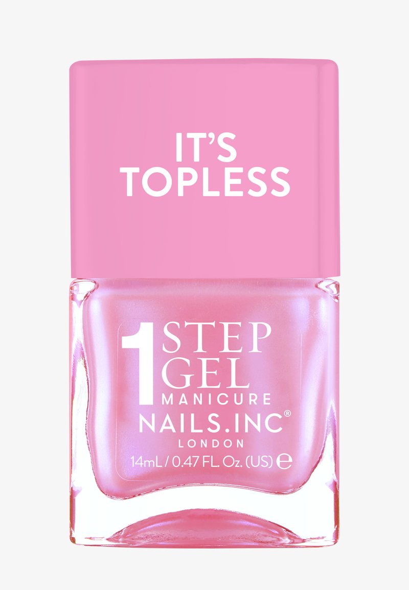 Nails Inc. 1 Step Gel neglelakk i en gjennomsiktig flaske; lys rosa hette med hvit tekst "IT'S TOPLESS" og produktdetaljer foran.
