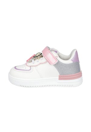Zapatilla blanca con detalles en rosa y plateado, cierre de velcro, cordones con patrón, y puntera redondeada. Lateral texturizado y suela de goma.