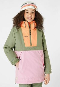 Giacca a vento verde, arancione e rosa con mezza zip, tasche frontali e cappuccio regolabile. Dettagli a coste su polsini e orlo.