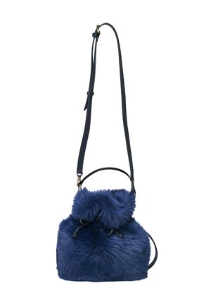 Petit sac à main bleu marine poilu avec bandoulière en cuir noir réglable et fermeture par cordon.