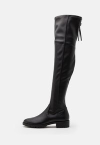 Botas negras por encima de la rodilla hechas de cuero sintético suave, con un tacón cuadrado, punta redondeada y un detalle de lazo en el lado en la parte superior.