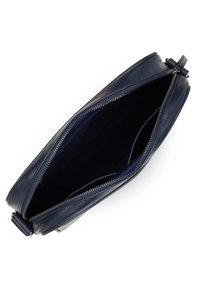 Borsa in pelle blu con zip, caratterizzata da una texture liscia e un interno spazioso. Foderata in tessuto scuro senza scomparti visibili.