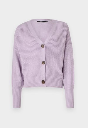 Vaaleanliila neulottu neuletakki, jossa on V-pääkallo, kolme ruskeaa nappia ja ribbireunat. Sisältää lyhyt leikkauksen ja teksturoitua kangasta.