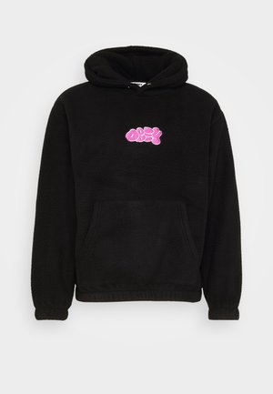 Sudadera con capucha de forro polar negra con bolsillo canguro frontal y logo "OBEY" rosa en letras estilizadas centrado en el pecho.