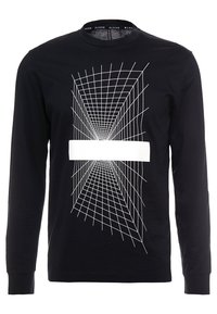 Svart långärmad t-shirt med ett vitt geometriskt rutmönster och en djärv horisontell vit rektangel i mitten. Slät textur.