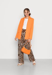 Vero Moda VMSIMPLY EASY WIDE PANT - Calças - tan/liv